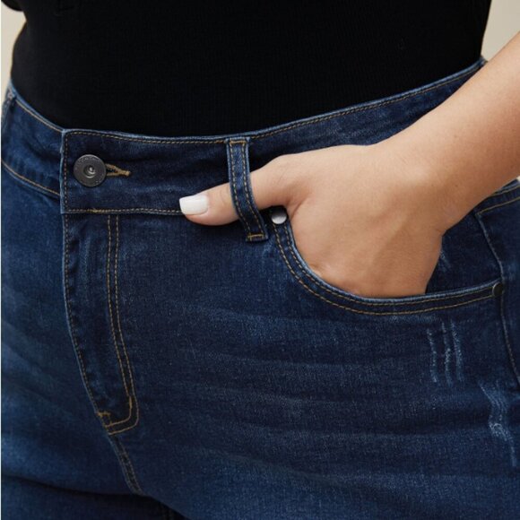 BloomChic Plus Size 3XL Roll Hem Pocket Bodycon Denim Shorts - Picture 4 of 7